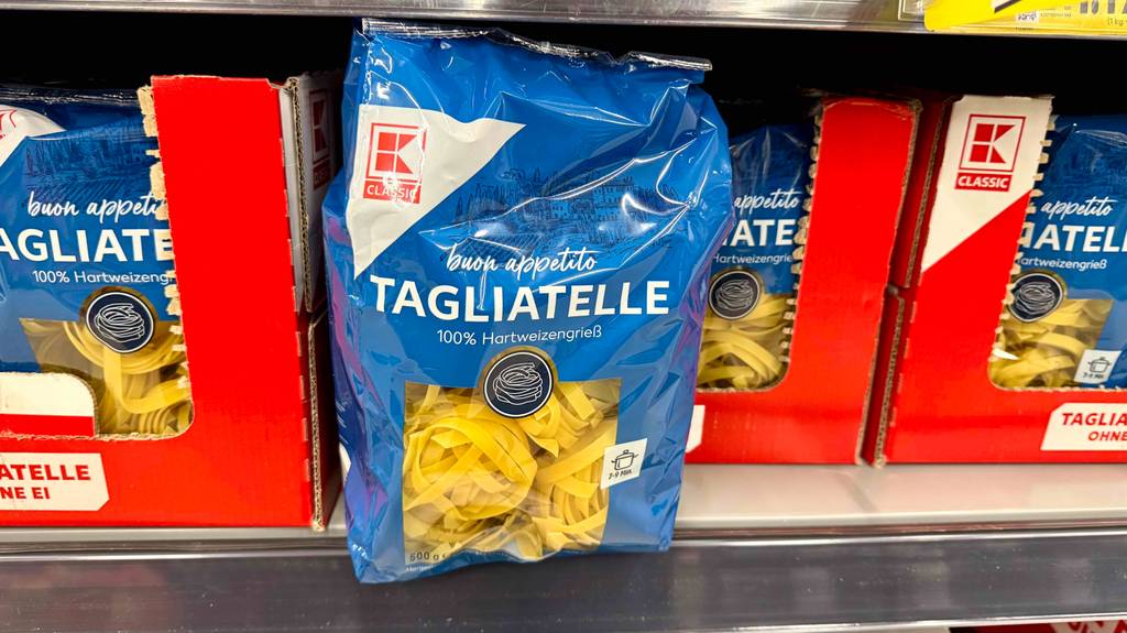 Getestet: Tagliatelle in der 500-g-Packung befinden sich vor Kartons mit getrockneten Nudeln auf einem Supermarktregal.