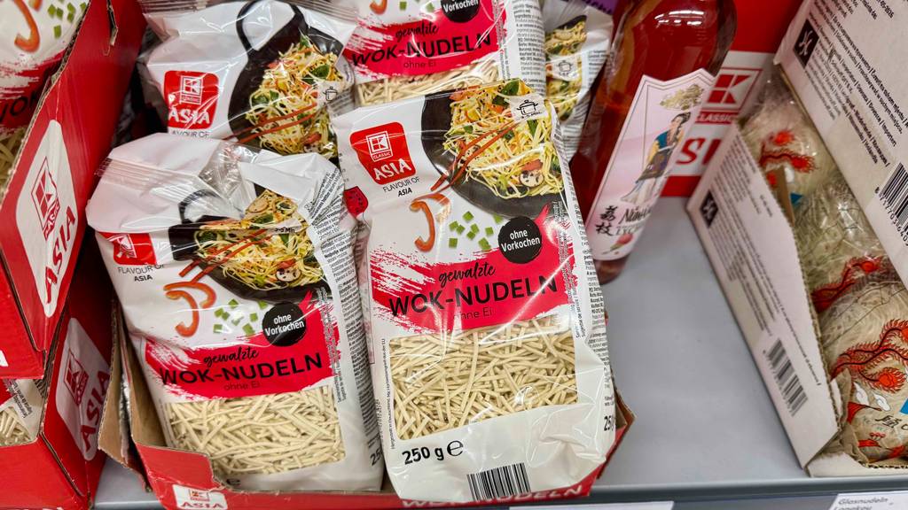 Gewalzte getestete Wok-Nudeln in mehreren 250-g-Packungen liegen in einem Produktkarton.