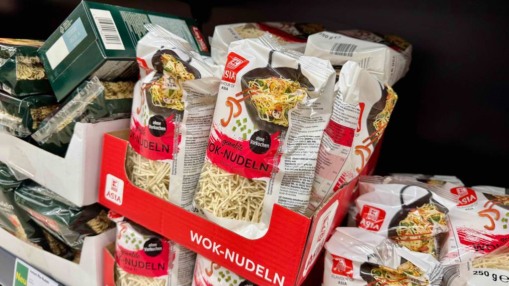 Mehrere 250-g-Packungen inklusive Wok-Nudeln im Test befinden sich in einem Karton auf dem Verkaufsregal.