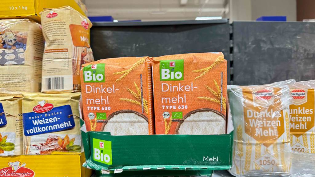 Dinkelmehl 630 im Test: Zwei Packungen der Marke Kaufland befinden sich in einem Karton zwischen anderen Mehlsorten.