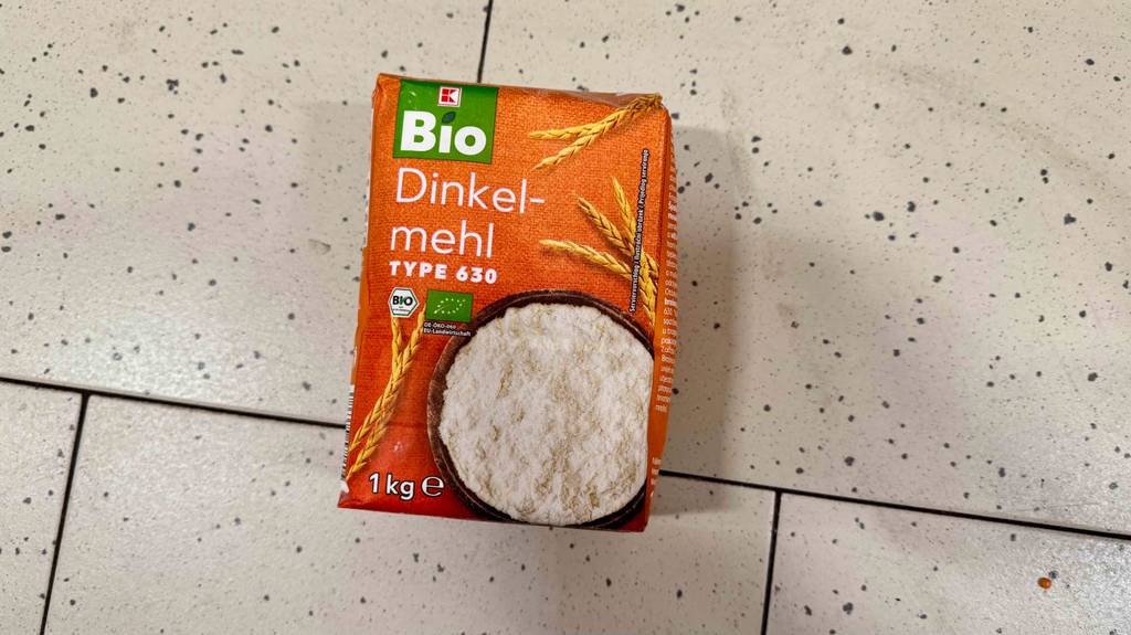 Eine Packung mit getestetem Dinkelmehl 630 liegt auf einem Fliesenbelag.