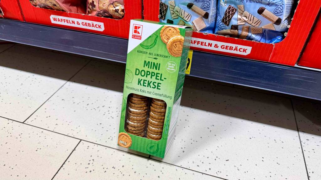 Im Test: Eine Packung Doppelkeks lehnt an ein Regal mit anderen Produkten.
