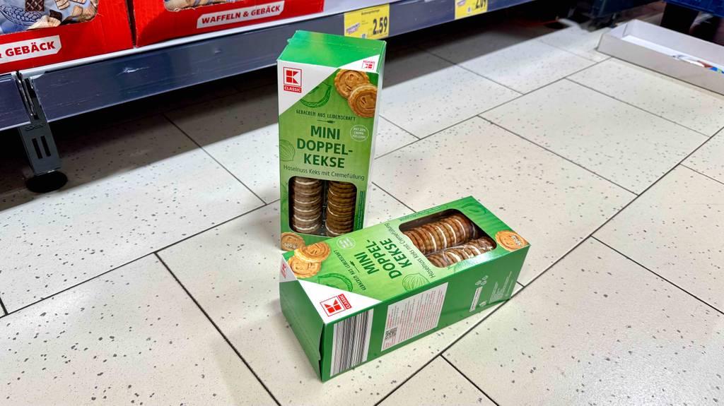 Im Test: Eine Packung Doppelkeks liegt quer vor einer stehenden.