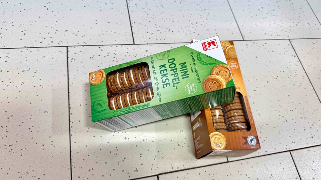 Getestet: Eine Packung Doppelkeks Haselnuss liegt quer auf einer Packung mit anderer Sorte.