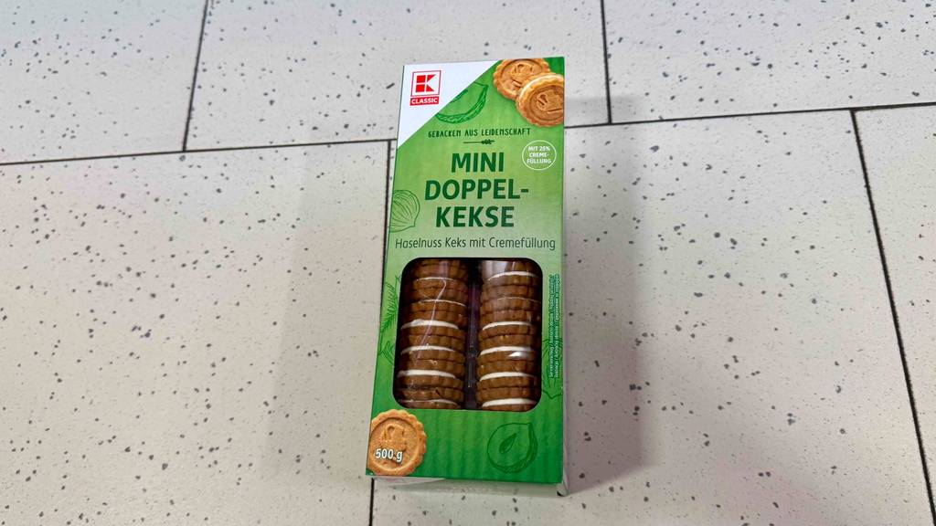 Doppelkeks-Test: Eine Packung der Sorte Haselnuss liegt auf einem Fliesenboden.