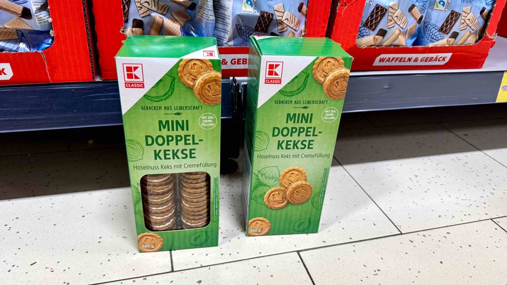 Zwei Packungen Doppelkeks stehen nebeneinander zum Testen vor einem Verkaufsregal.