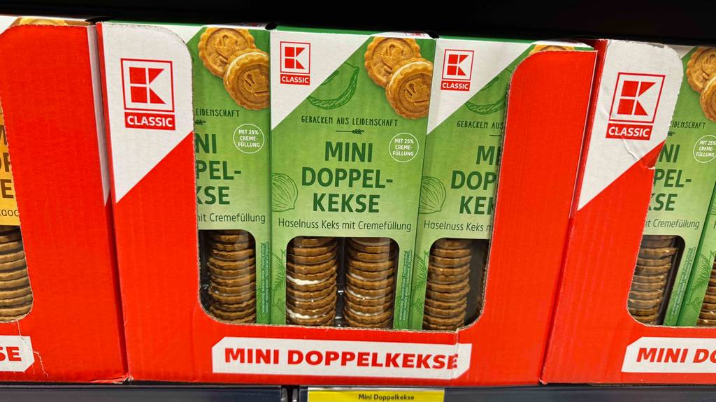 Doppelkeks-Test: Mehrere Packungen stehen hinter- und nebeneinander in einem Regal.