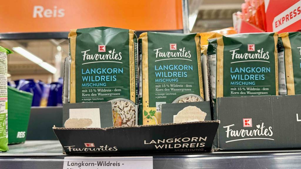 Wildreis im Test: Mehrere Packungen stehen neben- und hintereinander in einem Regal.