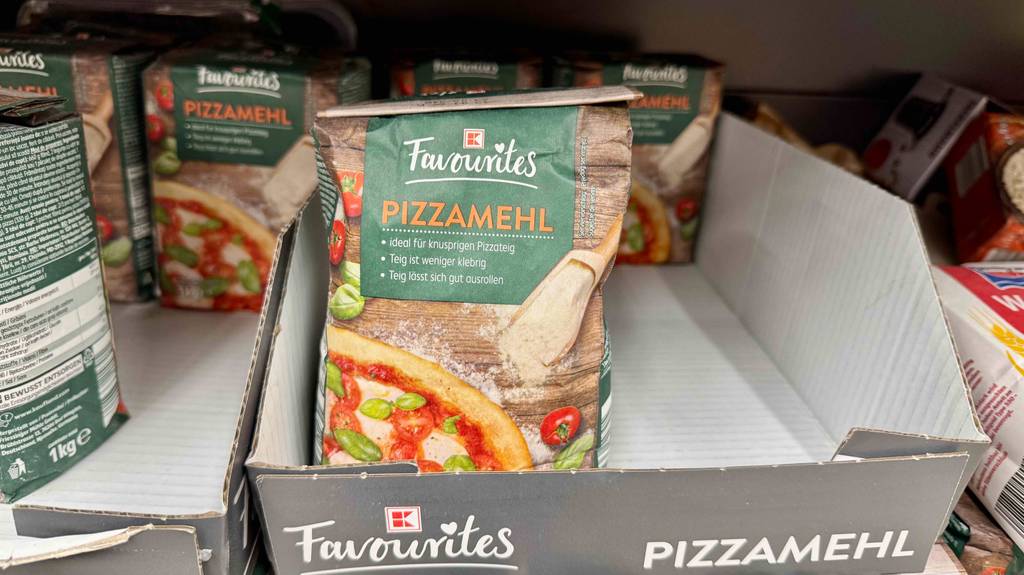 Im Test: Mehrere Pizzamehl-Packungen stehen in einem Karton.