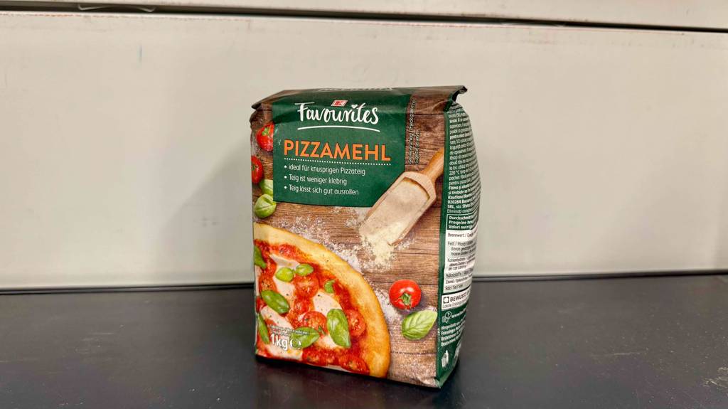 Pizzamehl im Test: Auf der Seite der Verpackung stehen Nährwerte.