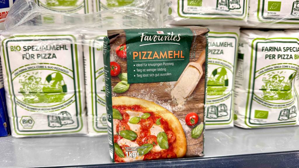 Im Test: Eine Packung Pizzamehl steht vor mehreren anderen Sorten.