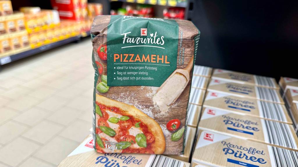 Eine Packung Pizzamehl steht zum Testen auf Kartoffelpüree-Kartons.