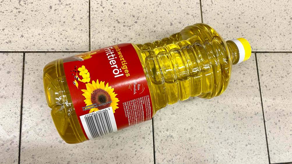 Getestet: Nahaufnahme des Bodens einer Flasche Frittieröl.