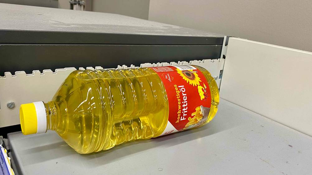 Im Test: Nahaufnahme des Verschlusses einer Flasche Frittieröl auf einer hellen Fläche liegend.