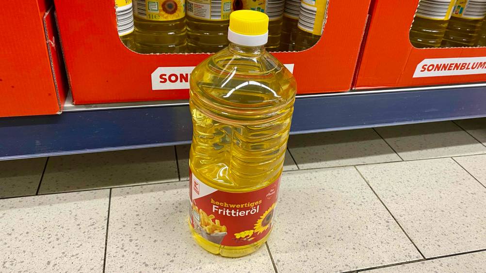 Frittieröl-Test: Eine Flasche von vorne vor einem Regal auf dem Boden.