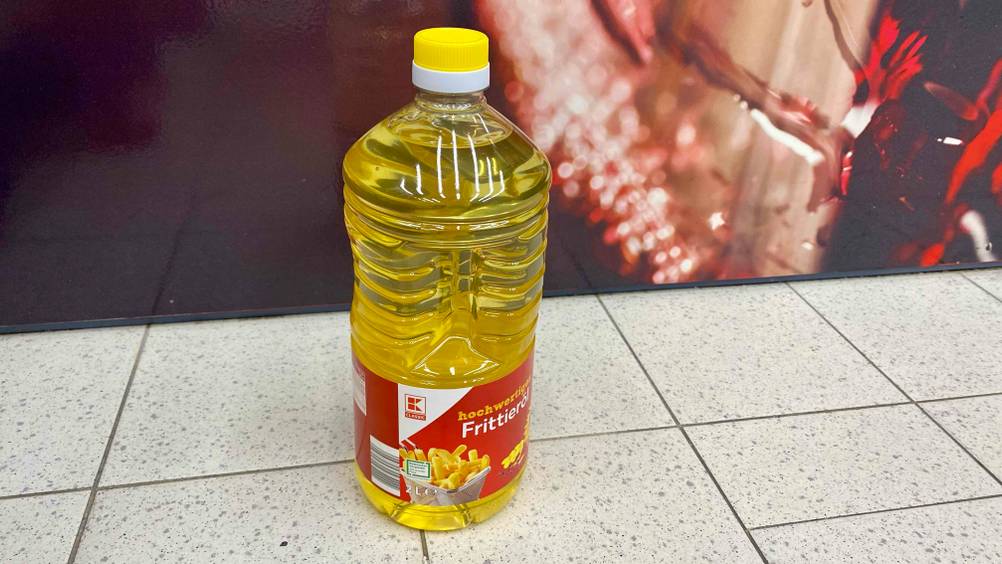 Frittieröl getestet: Eine Flasche auf einem hellen Boden von der Seite.