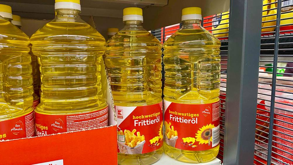 Mehrere Flaschen Frittieröl im Test in einem Verkaufsregal nebeneinander.