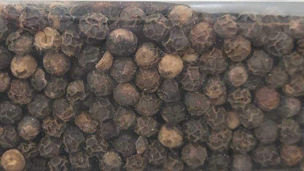 Detailansicht von schwarzem, getestetem Pfeffer.