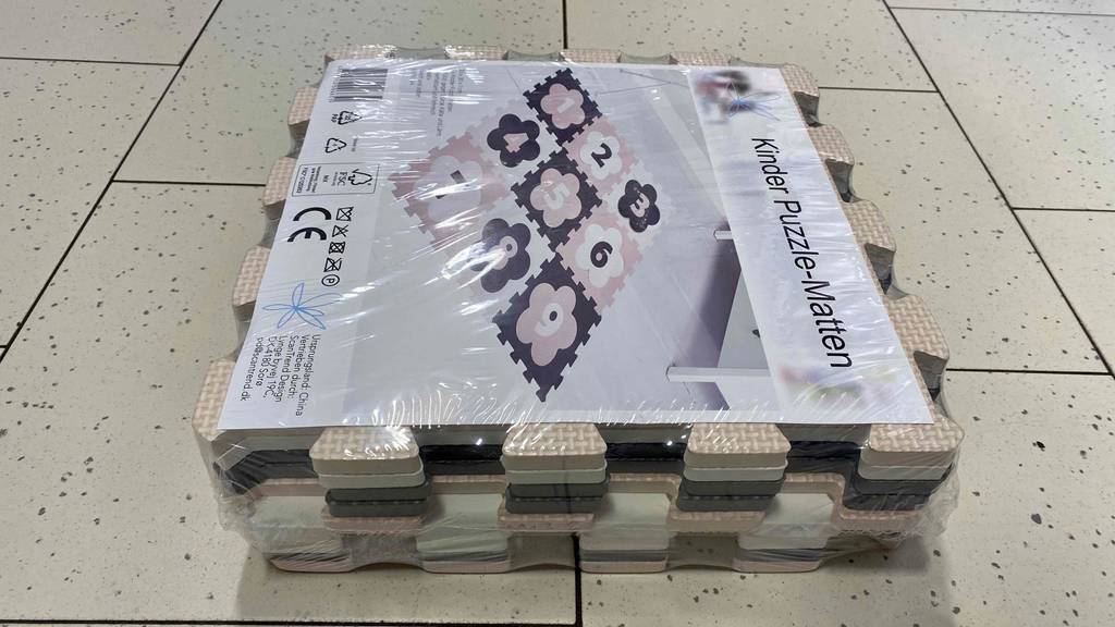 Puzzlematte von Kaufland im Test: Eine Matte liegt verpackt auf dem Boden.