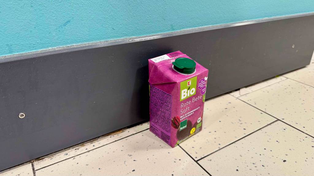 Ein getesteter Roter Bete Saft im Tetrapak steht auf dem Boden.