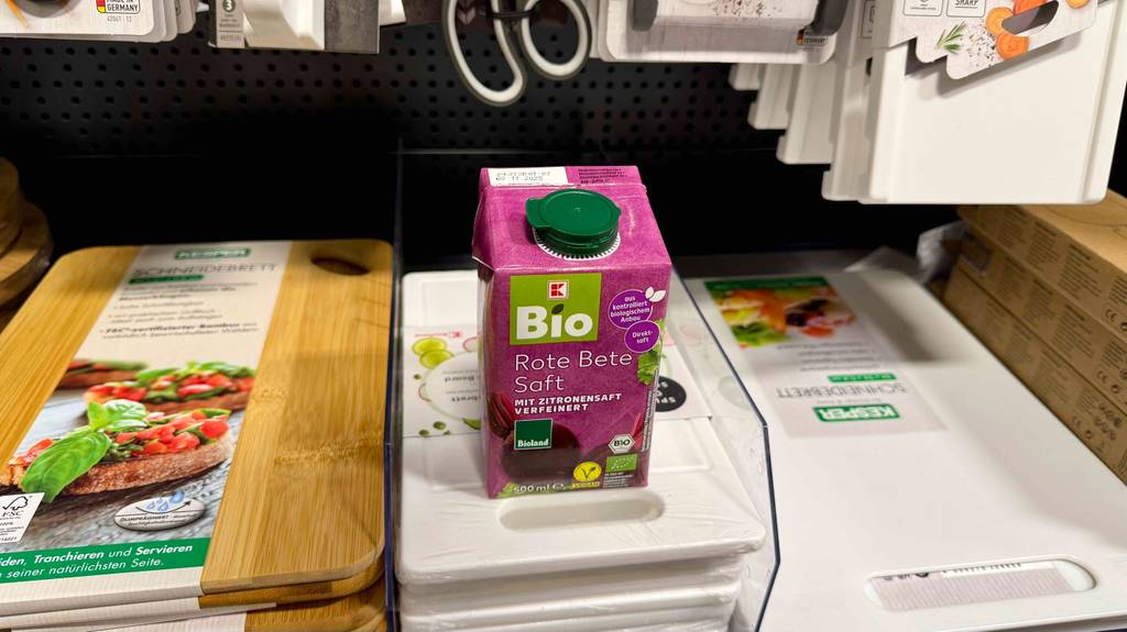 Ein Roter Bete Saft im Test steht auf einem Verkaufsregal mit Küchenutensilien.