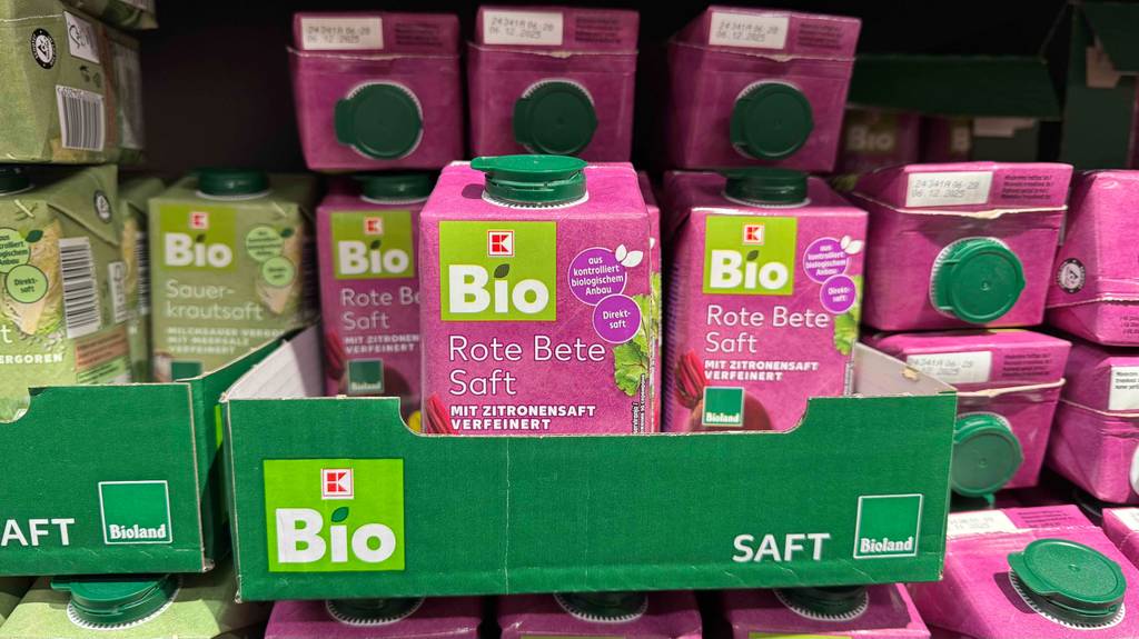 Im Test: Mehrere Rote Bete Säfte im Tetrapak stehen in einem Karton im Verkaufsregal.
