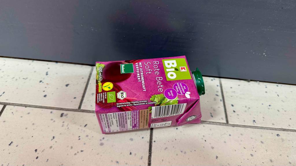 Getestet: Ein Roter Bete Saft im Tetrapak liegt auf dem Boden.