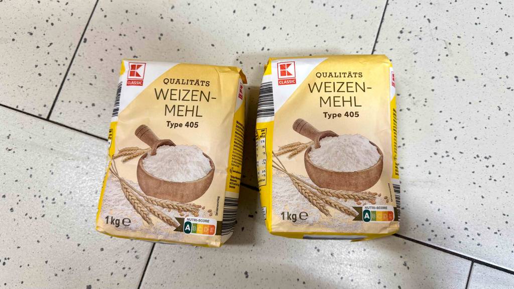Getestetes Weizenmehl von Kaufland befindet sich in zwei 1-kg-Packungen, die auf einem Fliesenboden liegen.