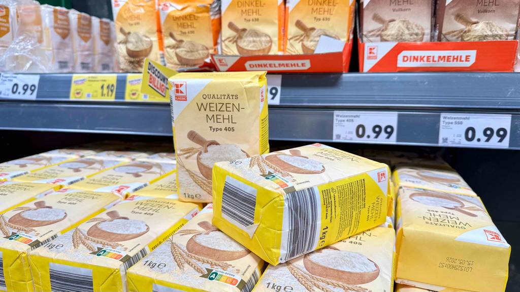 Im Test: Weizenmehl der Marke Kaufland in 1-kg-Packungen befindet sich in einem Regal im Supermarkt.