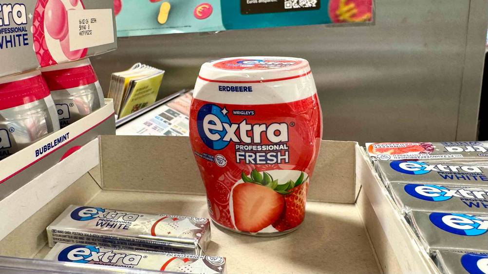 Kaugummi im Test: Eine Dose steht in einem Karton neben anderen Produkten.