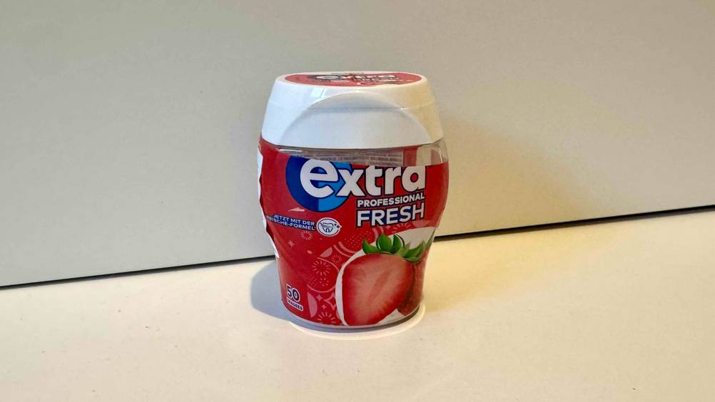 Getestet: Eine Dose Kaugummi steht vor einer hellen Wand.