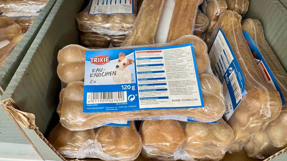 Mehrere getestete Kauknochen Hund in der Verpackung liegen in einem Karton.