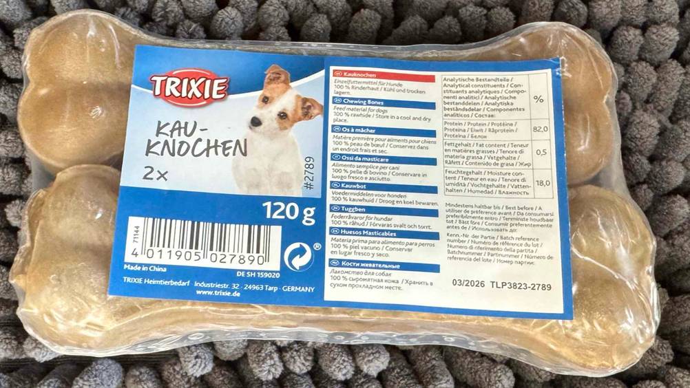 Kauknochen Hund getestet: Nahaufnahme der Verpackung und des Labels mit Logo.