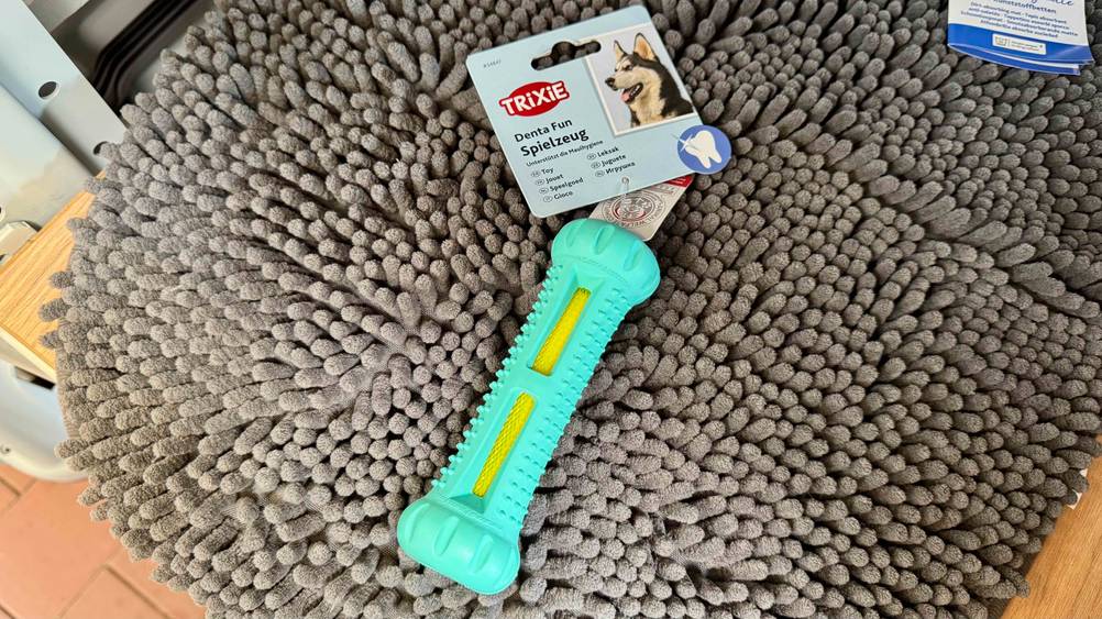 Auf einem grauen Teppich liegt das getestete Kauspielzeug für den Hund.