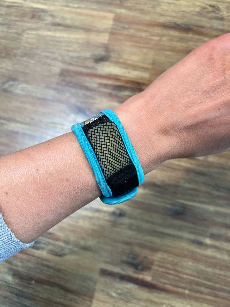 Im Test: ein Mückenband am Handgelenk.