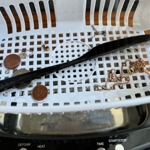 Innenansicht beim Kecoolke-SU-787B mit Schmuck, Messer und Münzen