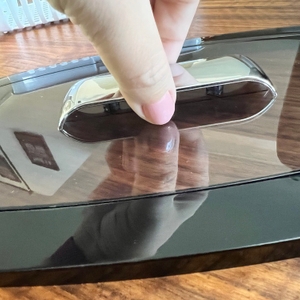 Deckel wird an einem recht schmalen Griff abgenommen