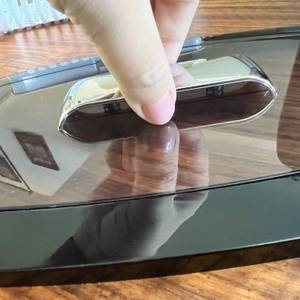 Deckel wird an einem recht schmalen Griff abgenommen