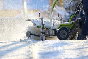 Besonders festgetretener Schnee lässt sich nur schwer wegkehren.
