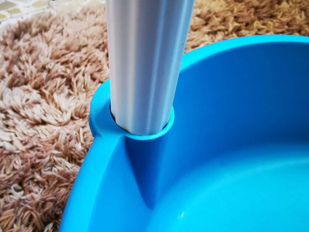 Kehrschaufel mit Stiel-Test: Nahaufnahme der Verbindung von Stil mit Schaufel.