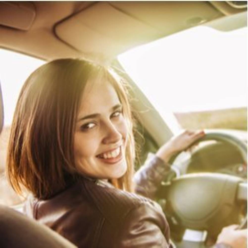 frau im auto