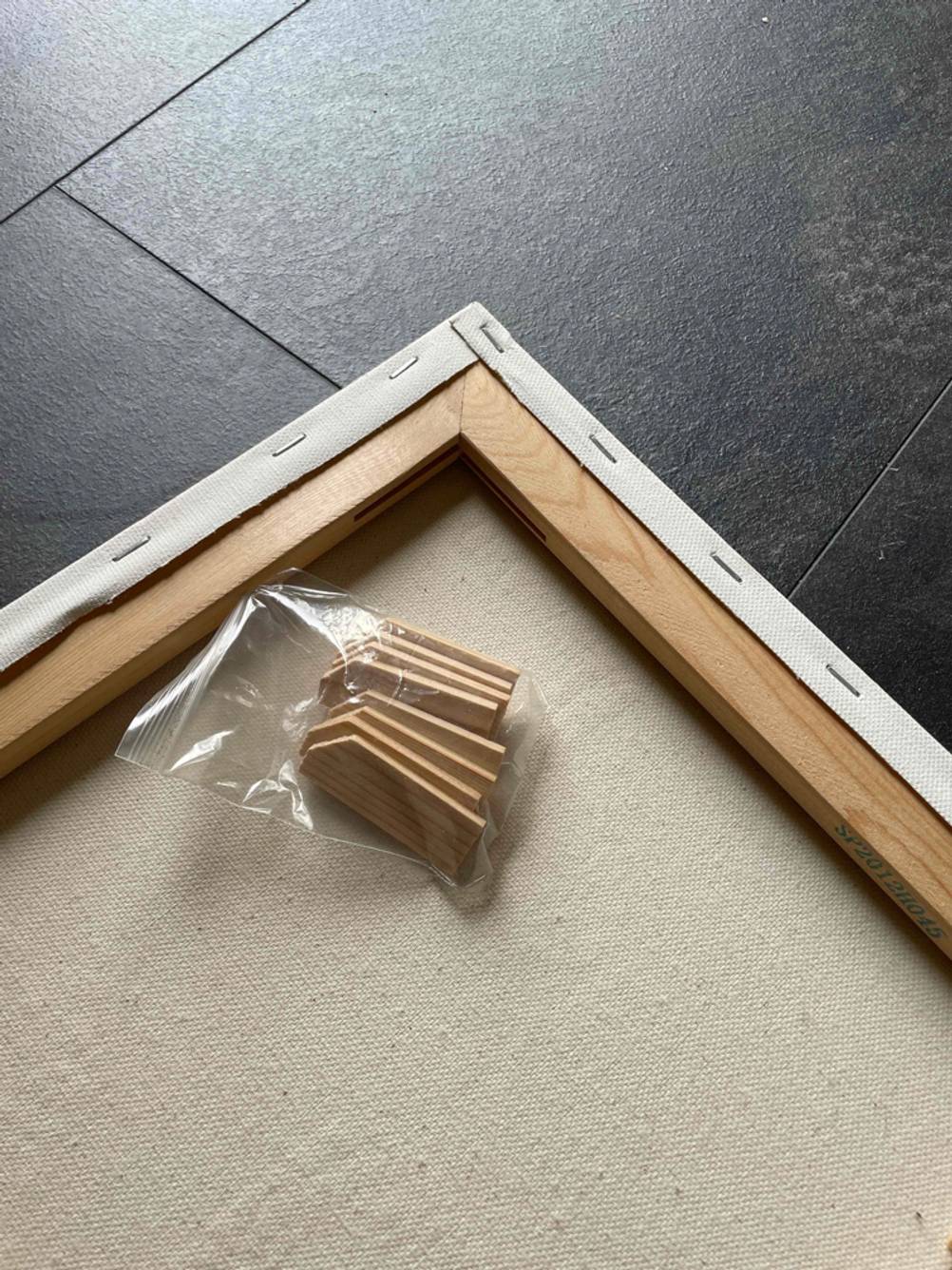 Spannkeile befindet sich verpackt auf einem getestetem Keilrahmen.