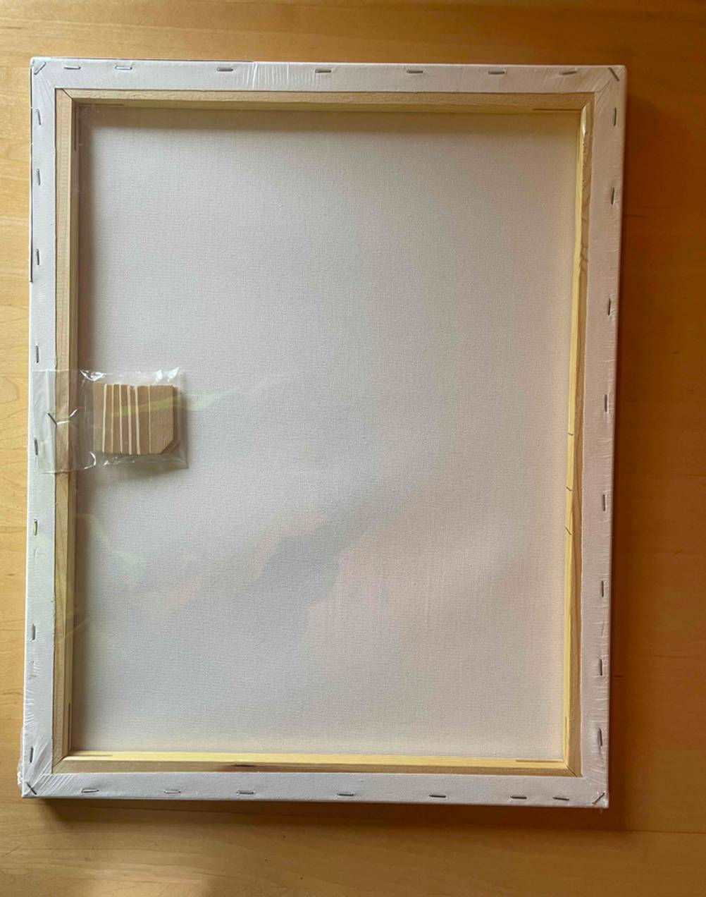 Rückseite von einem getestetem Keilrahmen mit Spannkeilen. 
