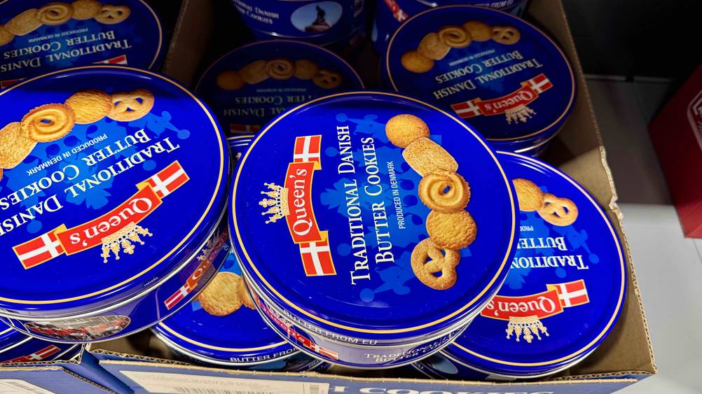 Mehrere Kekse in Dosen im Test übereinander in einem Regal.