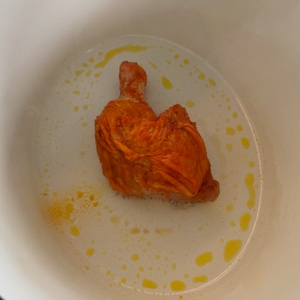 Im Behälter des Kela CALIDO liegt ein Stück Fleisch