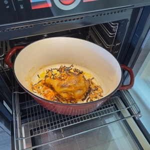 Im Behälter des Kela CALIDO liegen nach dem Braten Fleisch und Zwiebeln