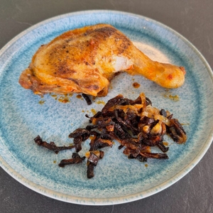 Fleisch und Zwiebeln aus dem Kela CALIDO liegen auf einem Teller