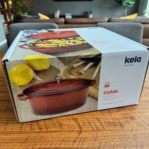 Der Karton des Kela Calido steht auf einem Tisch