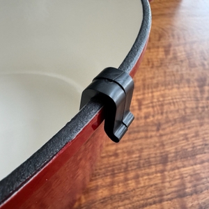 Am Rand des Behälters des Kela Calido hängen Silikonteile zum Schutz