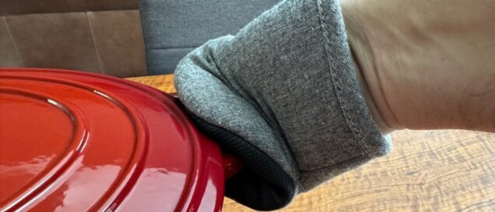 Eine Hand hält den Kela Calido mit einem Handschuh am Griff fest